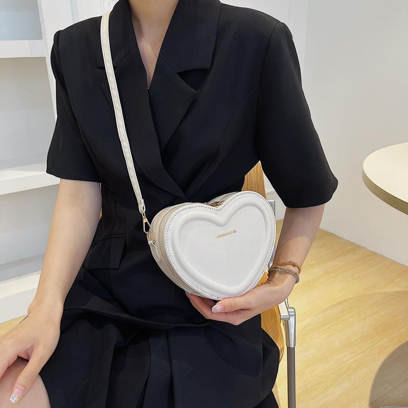 Модная сумка-слинг с сердечком