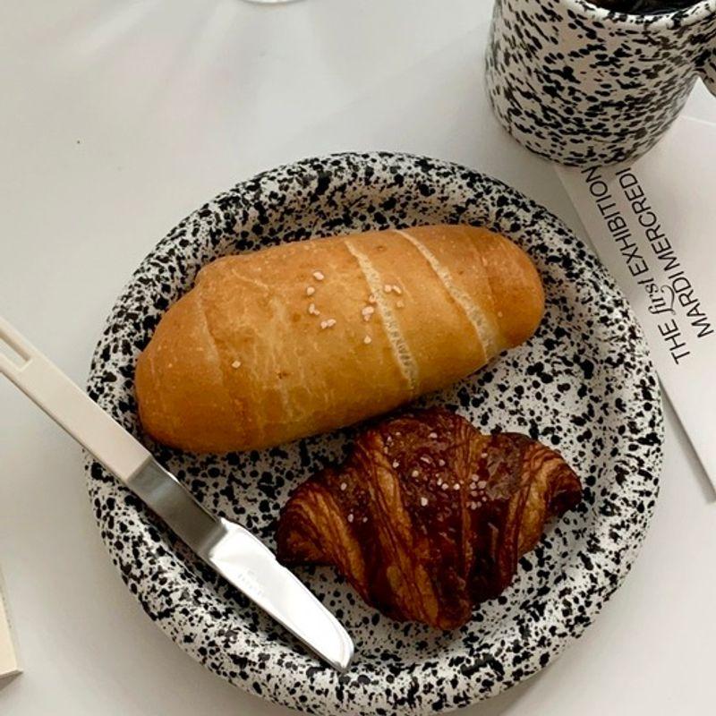 Элегантная настольная кружка с черными точечными брызгами (Матовая Кофейная Чашка в Подарок Молодоженам)