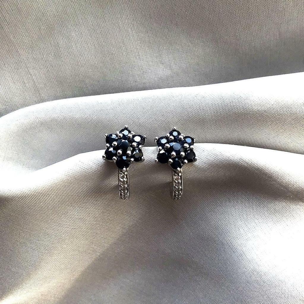 Изготовленные вручную из чистого серебра серьги-гвоздики с настоящими синими сапфирами в форме цветка для нее