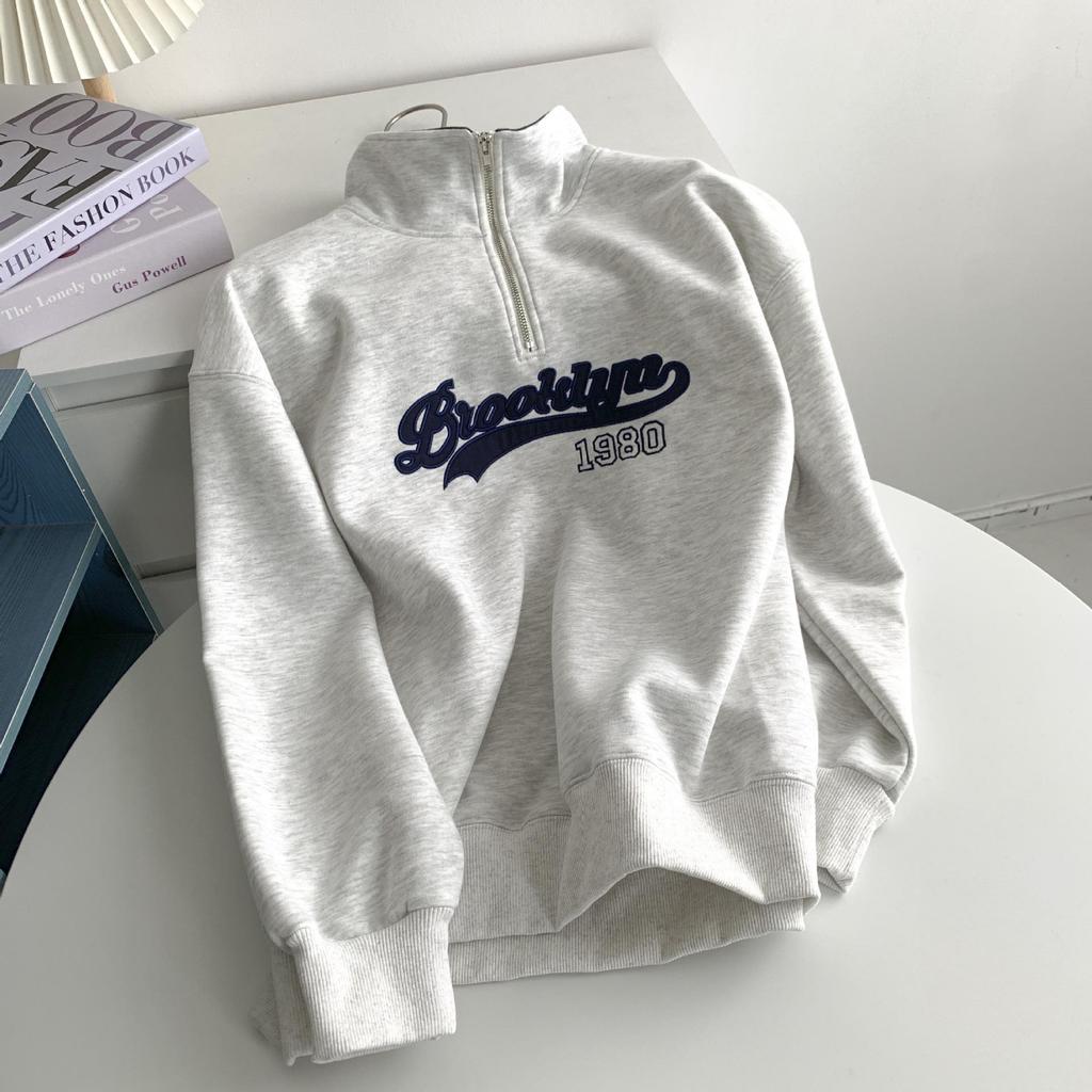 Женский светло-серый худи в стиле ретро с вышивкой и повседневной молнией до середины груди