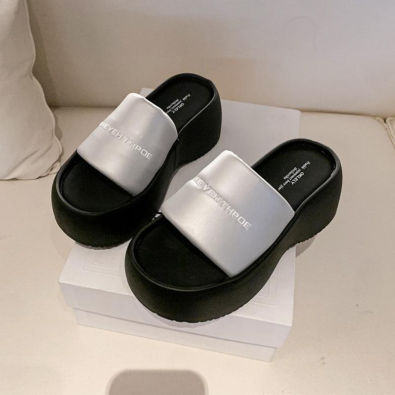 Шлепанцы на толстой подошве с надписью-буквой женские 2025 новые с небольшой высотой подъема удобные и легкие простые сандалии на одном ремешке