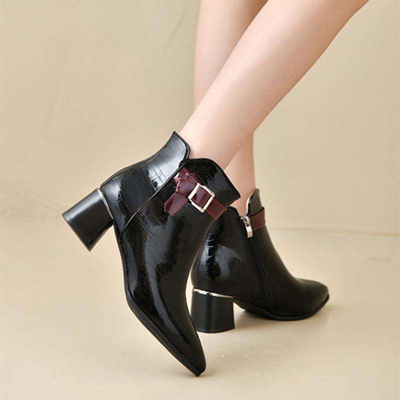 Модные женские ботинки на платформе и высоком каблуке 2024 года, осень-зима, лакированные кожаные ботильоны с острым носком, женская обувь с пряжкой на ремне