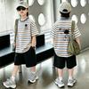 Корейский стиль: Комплект из полосатой футболки с цветовыми блоками и повседневных шорт для мальчиков - Летние новинки для детей среднего и большого возраста