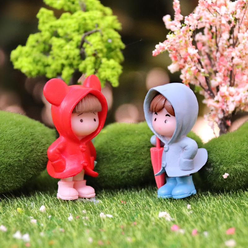 Adorable Cartoon Raincoat Couple Figurine - Miniature Landscape Decoration Doll