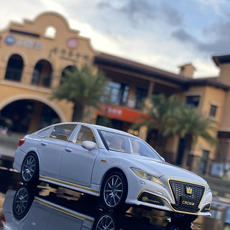 1/32 Модель автомобиля Toyota CROWN Звук и свет Сплав Литой Классические Роскошные Автомобили Избранное Подарок Детские Игрушки Машинки