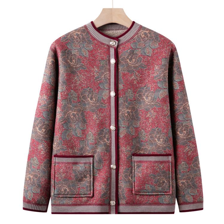 Люди добавляют бархат и утолщают осенне-зимние свитера. Женщины-матери носят новые кардиганы и осенние пальто бабушки.