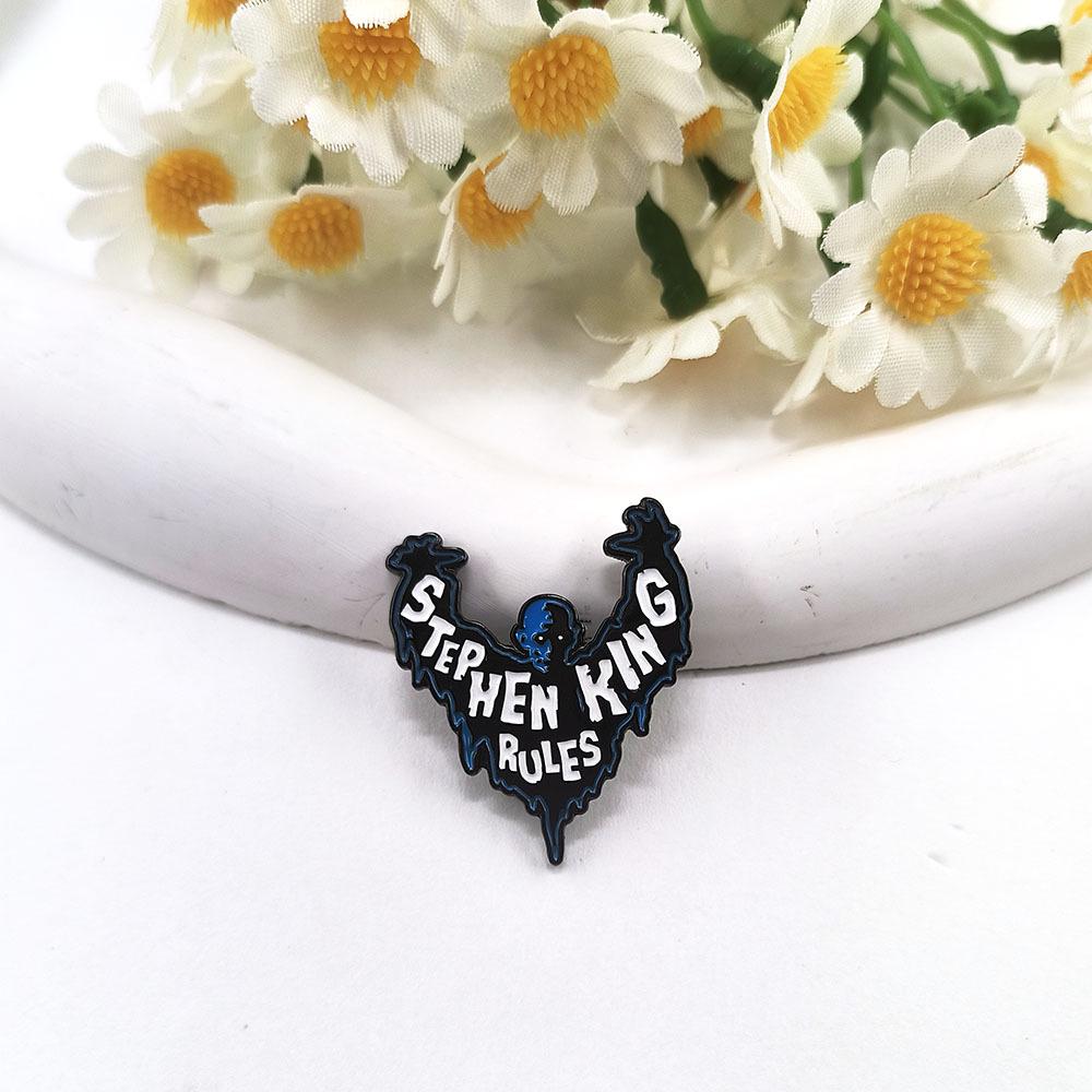 Стивен Кинг Брошь Новинка Ужасы: Уникальное значковое украшение и аксессуар для сумки в подарок