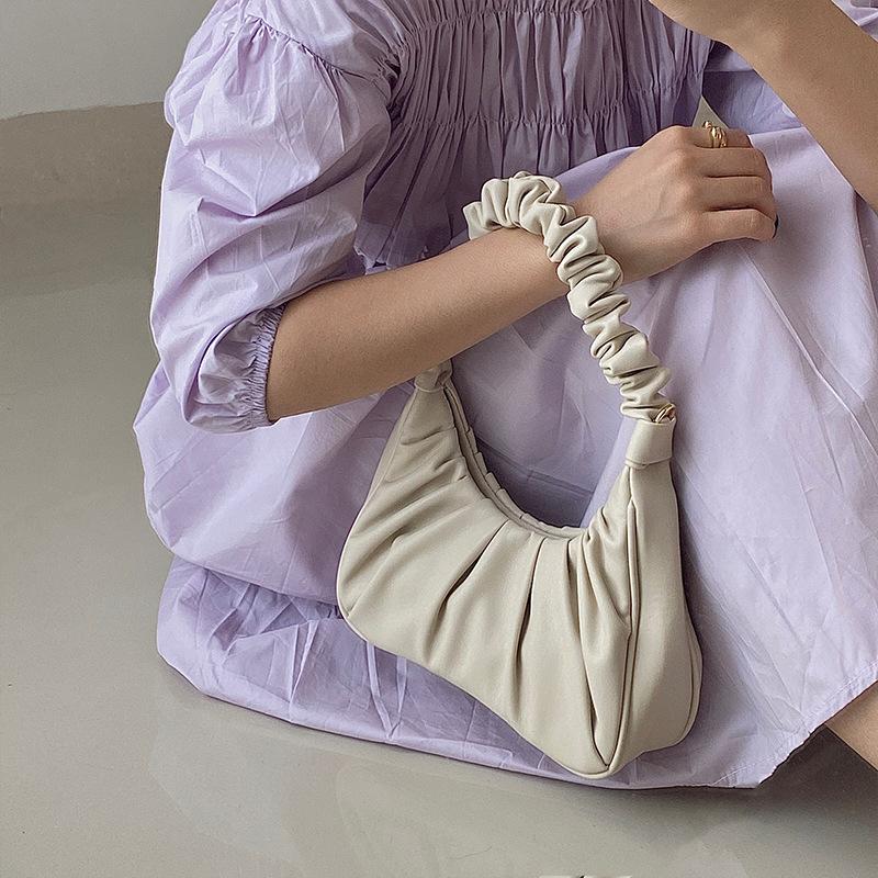 Женская ручная сумка-багет в форме рога, сложенная под мышкой, косая складка через плечо