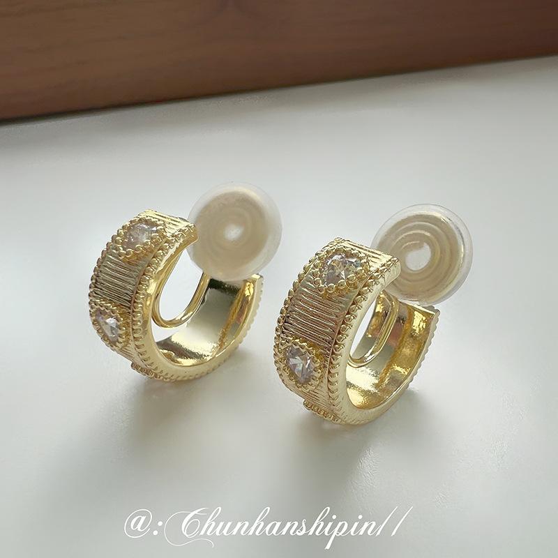 Mosquito coil disc earclips, retro love zircon metal earrings, C rings, light luxury and versatile, high-end sense, exquisite and simple earrings.