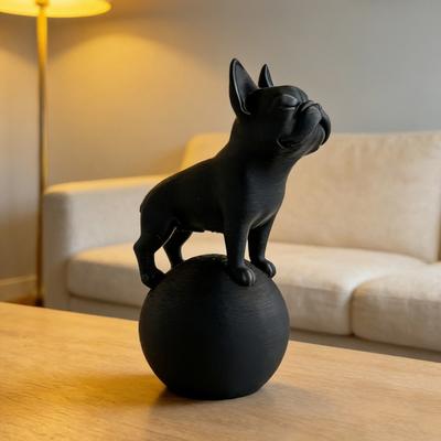Фигурка бульдога на шаре 3D-печать Черно-белая статуэтка собаки Скульптура Украшение для дома, офиса, рабочего стола