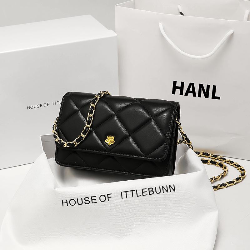 Сумка на плечо из овчины с цепочкой в форме ромба и камелией