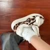 2024 Высококачественная женская обувь Весна и Осень Модные туфли с круглым носком и леопардовым принтом Цветные низкие женские спортивные туфли на шнуровке