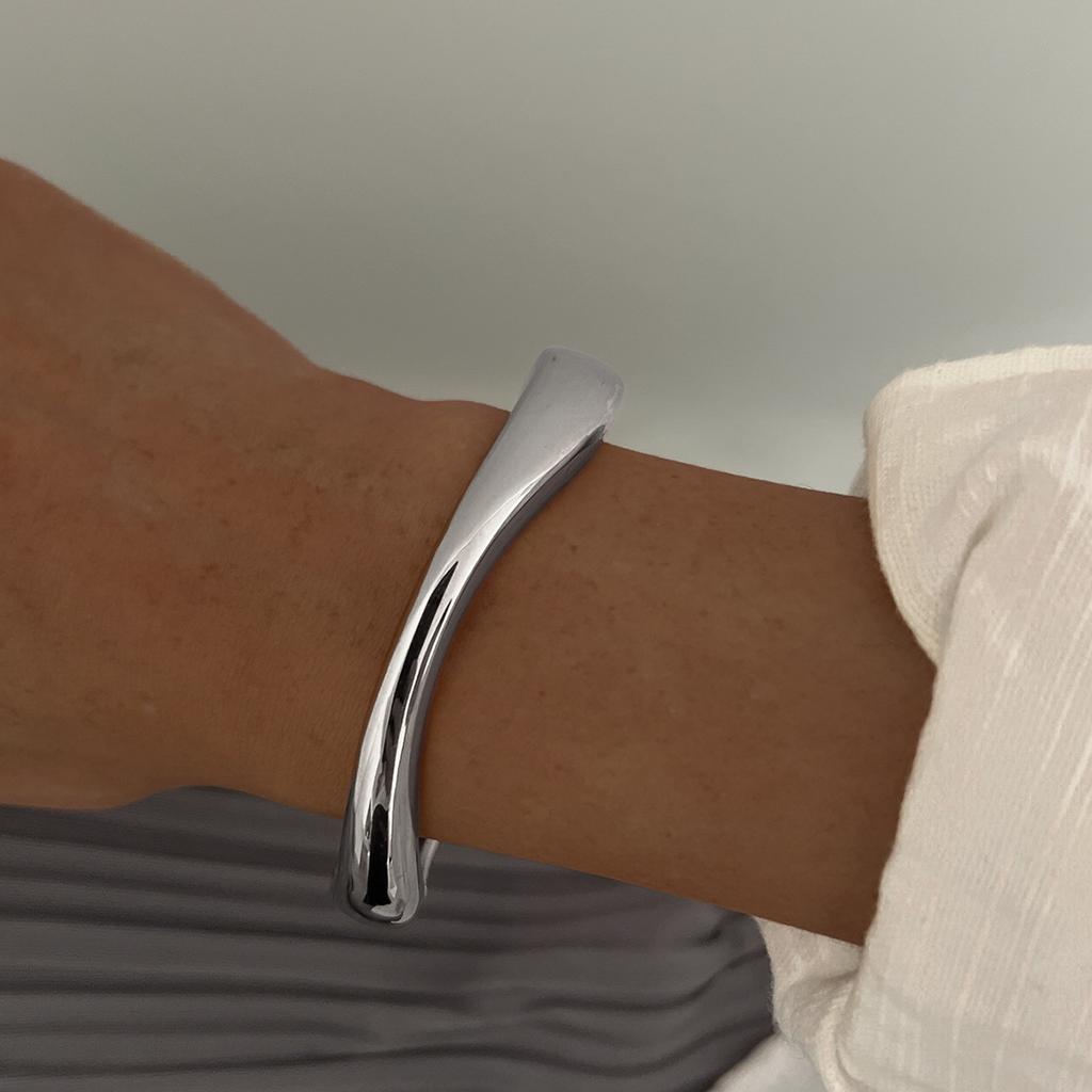 Niche Exquisite High-end Jewelry Design Sense Fashion Beating Texture High Color Retention Alloy Wide Version Women's Bracelet