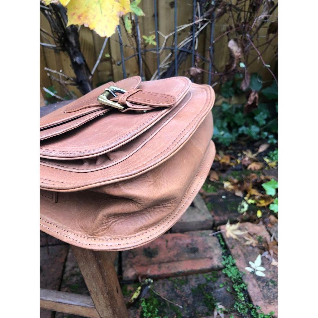 Маленькая седельная сумка, сумка через плечо из кожи буйвола, седельная сумка в стиле ретро, сумочка через плечо, изготовленная с соблюдением этических норм, традиционная коричневая кожаная сумка, отвечающая принципам справедливой торговли.