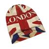 Минималистичная вязаная шапка с Union Jack в Лондоне, разработанная для взрослых, ценящих спокойный стиль, дополняет нейтральные тона и непринужденные образы.