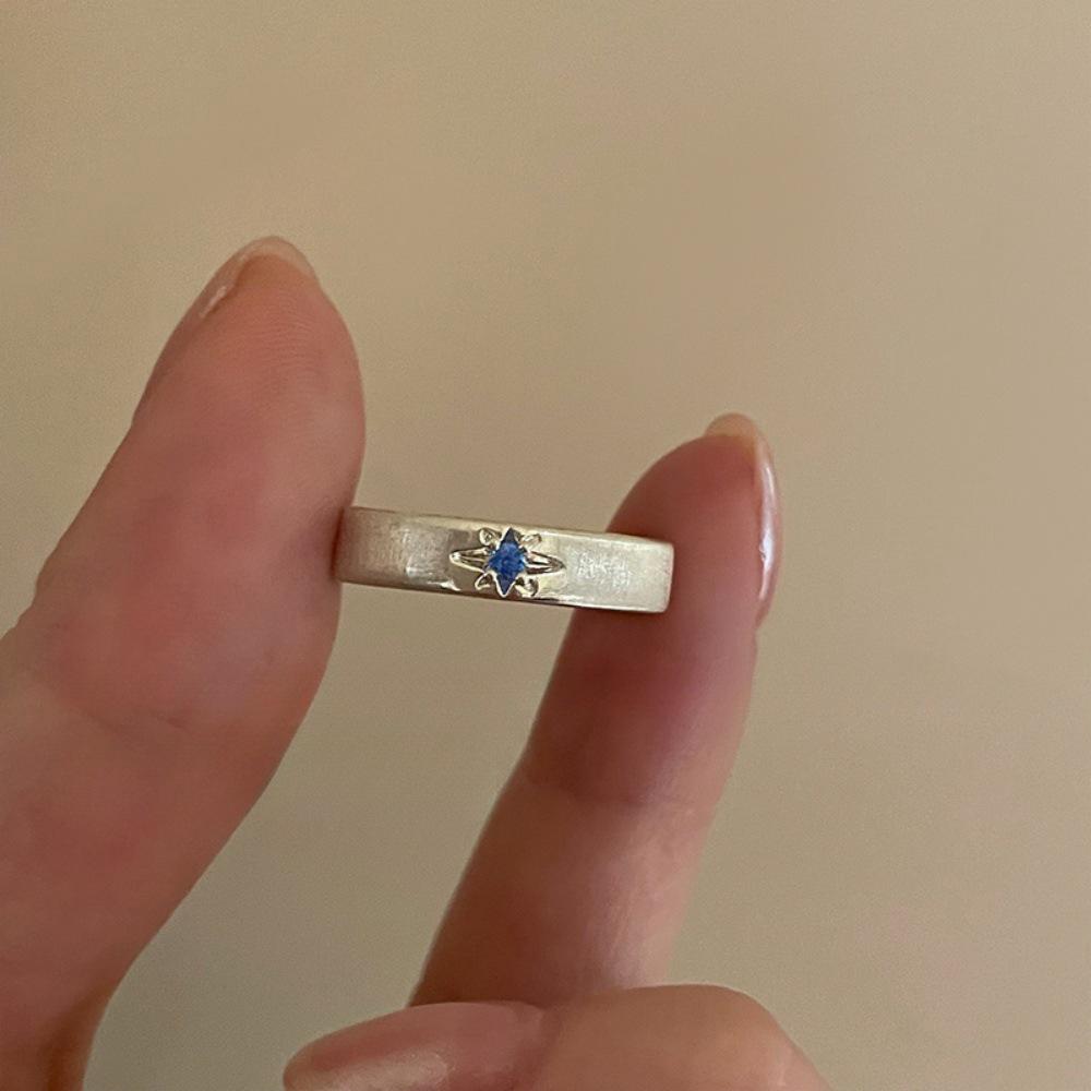 Женское кольцо на указательный палец класса люкс из стерлингового серебра 925 пробы с неправильной формы драгоценным камнем - Не тускнеющее, регулируемое, с легким нишевым дизайном.