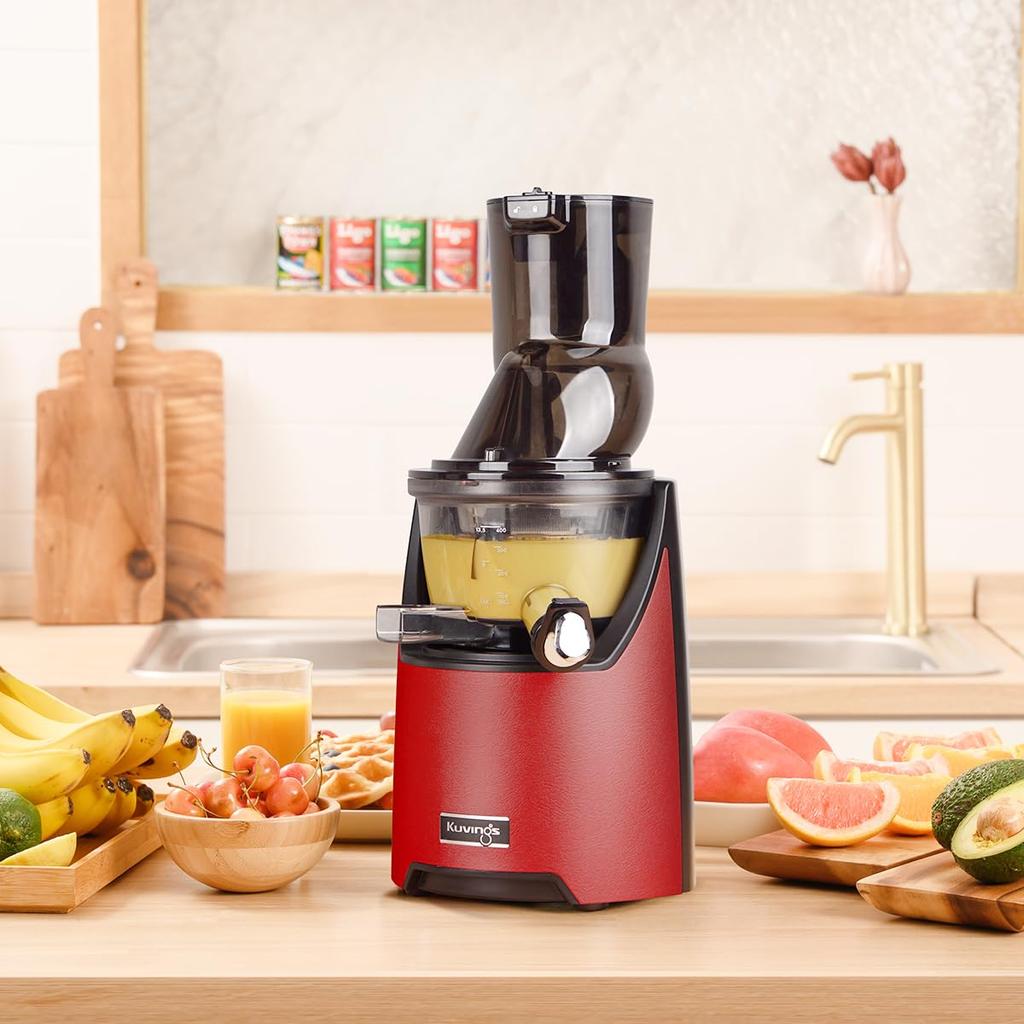 Соковыжималка Kubins Whole Slow Juicer с 82-миллиметровым слотом, в который можно положить все необходимое. Премиальный корпус с отделкой из натуральной кожи EVO-820 (красный)
