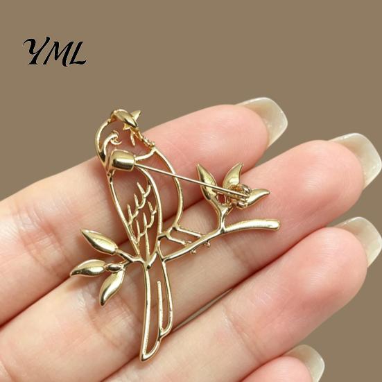 Vintage Style Brooch Golden Plated Hollow Bird Brooch, Standing on Branch Badge Lapel Pin, Hats Bags Scarves Clothes Decorative Accessory Women Pin