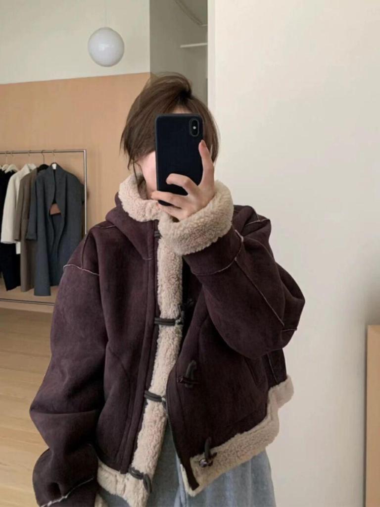 Женское зимнее пальто из овечьей шерсти 2024 года - Замшевая куртка с меховым капюшоном на роговых пуговицах, короткая и утолщенная