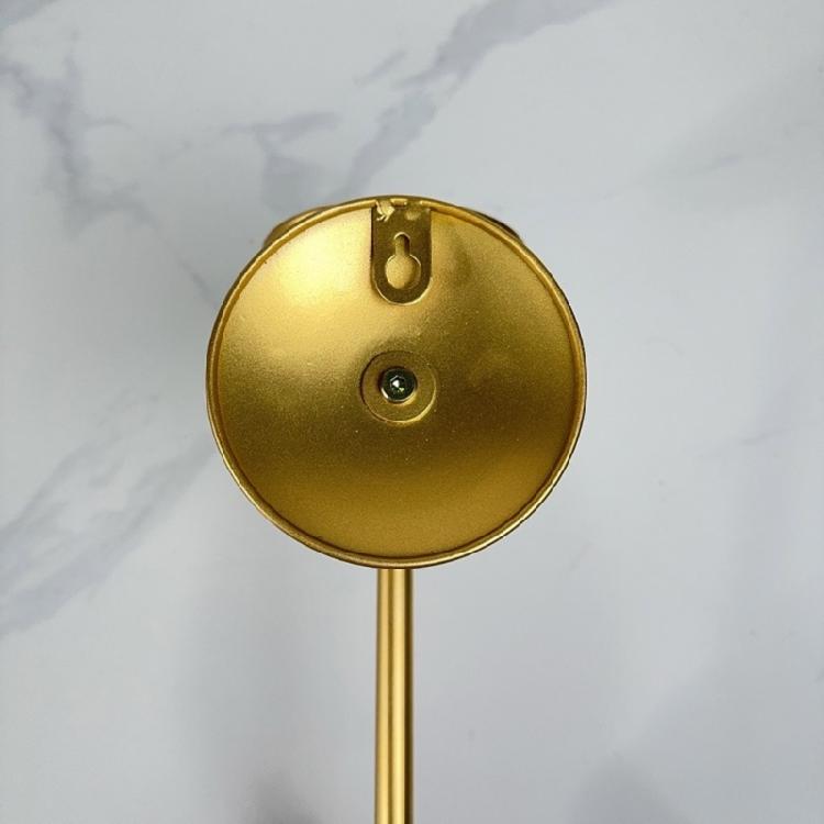 Декоративный настенный подсвечник украшает гостиную или спальню. Металлический настенный подсвечник