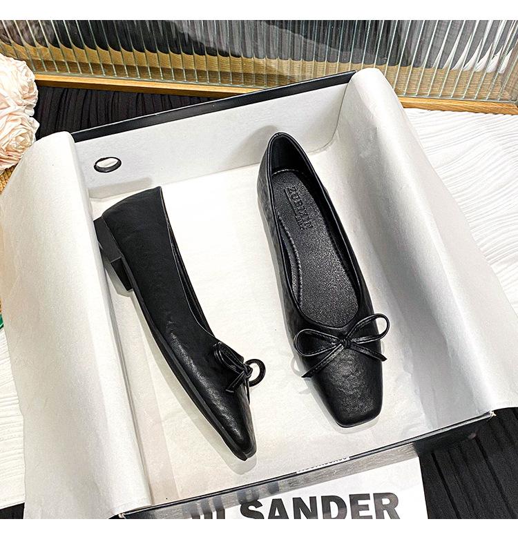 Серебристые балетки с бантом: Женская обувь в стиле Мэри Джейн 2025