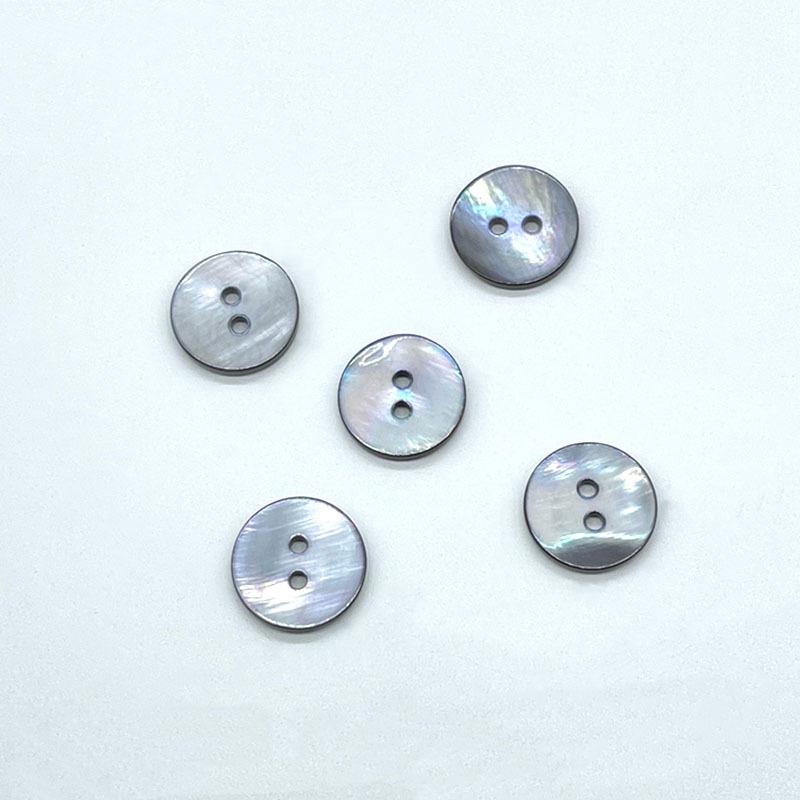 Серые пуговицы Shell: Тонкий край с четырьмя отверстиями для рубашек и свитеров