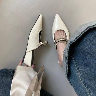 Зрелые повседневные удобные тапочки на танкетке, крутые тапочки, женские нишевые премиальные остроносые с металлической пряжкой, с сумкой на носке, на толстом каблуке, с полуподдержкой