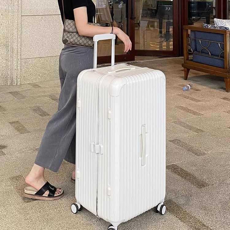 Стильный большой чемодан на колесиках 26" с универсальными колесами и кодовым замком для мужчин и женщин