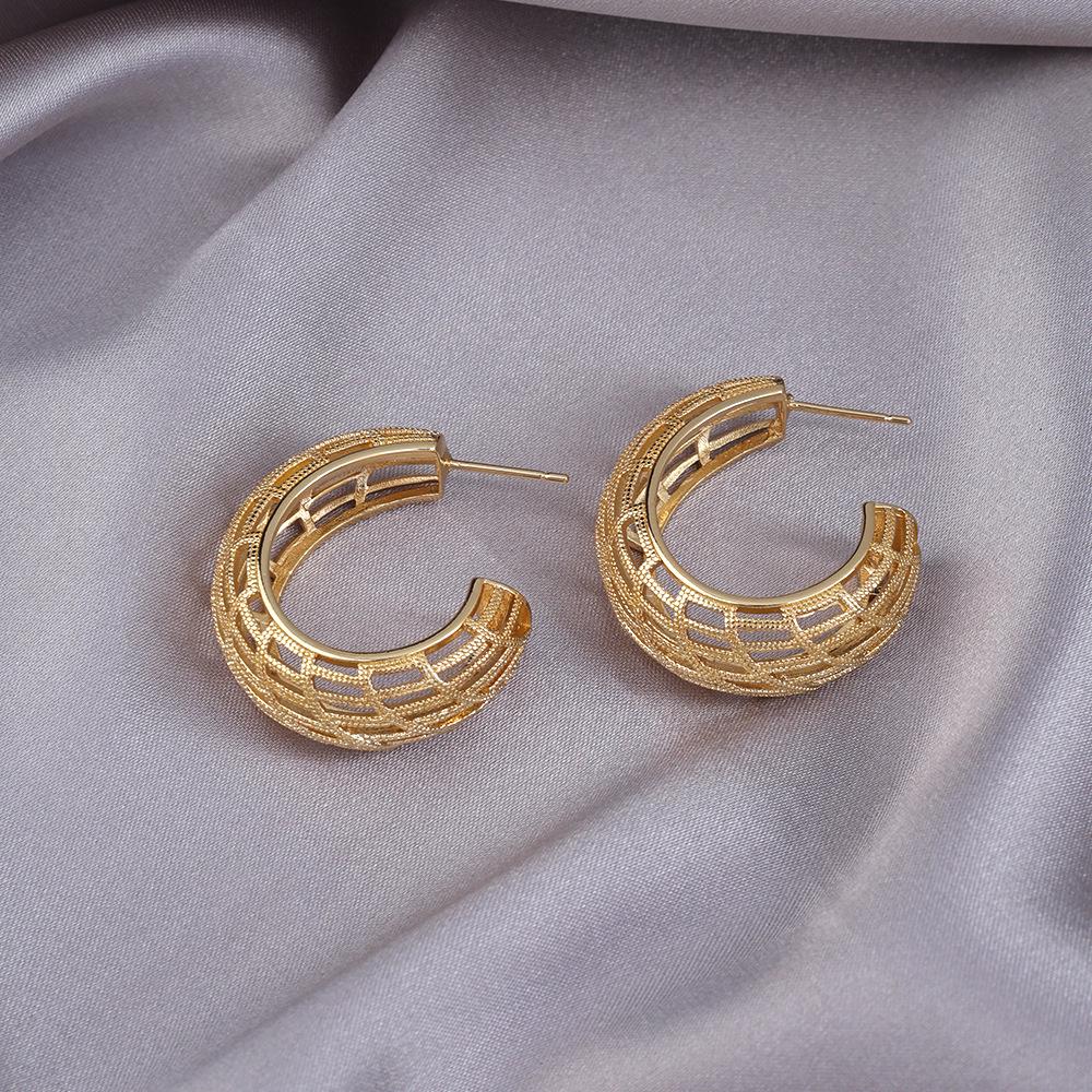 Серьги-иглы из серебра 925 пробы: Легкая роскошь, высококлассные пусеты и универсальный нишевый дизайн в виде колец для работы и стиля