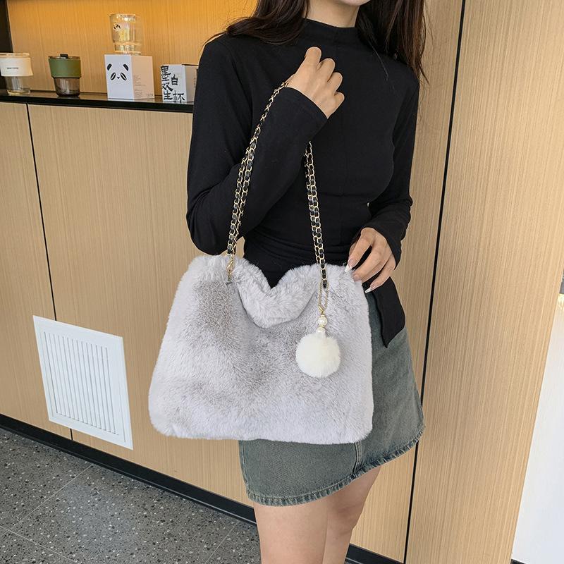 Женская пушистая сумка через плечо, мягкая плюшевая сумка-портфель из искусственного меха с подвеской, большая вместимость, женская модная дорожная сумка