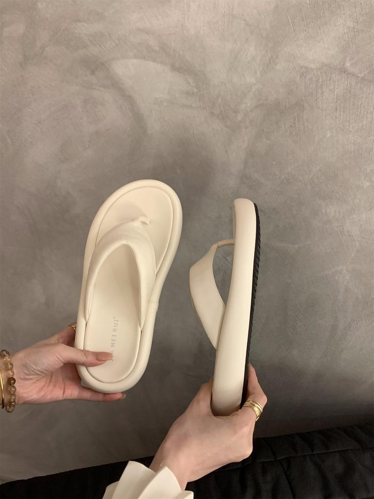 Thick-soled Flip-flops Shoes Women's Shoes Wear 2025 New Summer Soft-soled Shit-stepping Sandals Beach Sandals