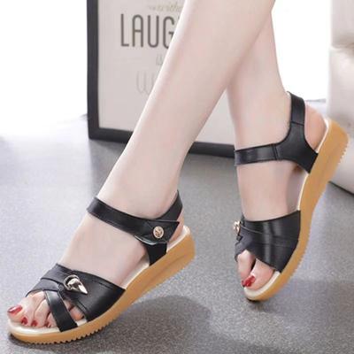 Мамины сандалии женские 2025 новые летние на мягкой подошве удобные для улицы универсальные крутые тапочки внешнеторговый взрыв специальные женские туфли