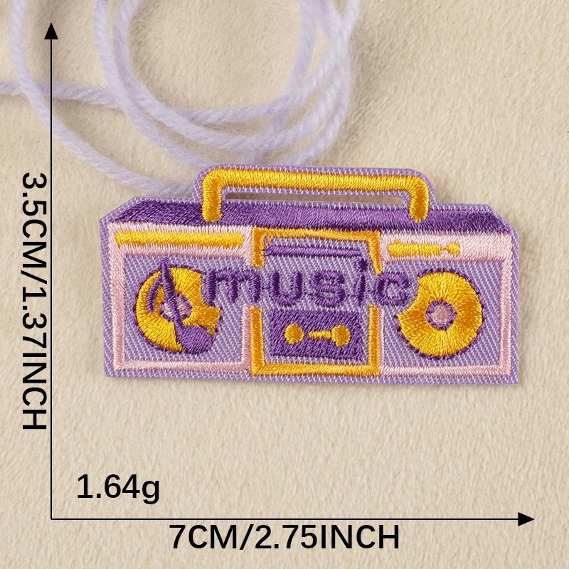 Значок-наклейка с радужной вышивкой - нашивка на аксессуар одежды