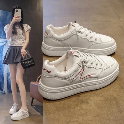 Повседневная обувь на доске маленькие белые туфли 2025 новая летняя платформа мягкая кожа спортивная обувь женская мода увеличивающая рост обувь женская обувь