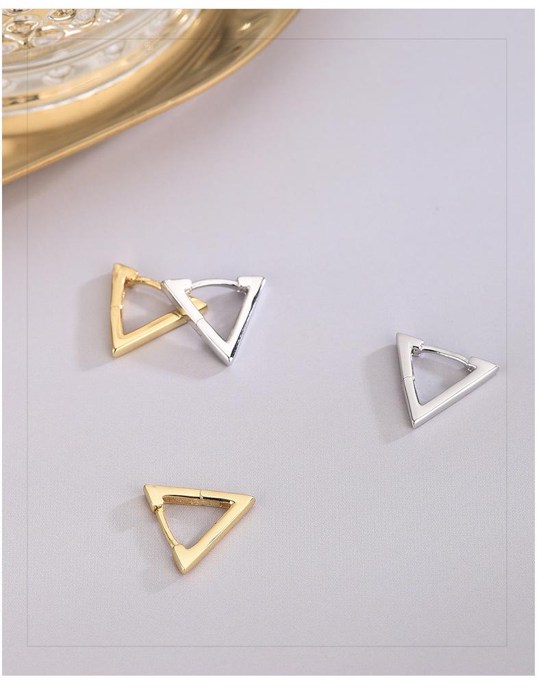Серьги-пусеты из стерлингового серебра 925 пробы в простом треугольном дизайне, в японско-корейском стиле, с холодной эстетикой и бриллиантовым акцентом, подчеркивающим индивидуальность