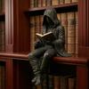Статуя Мужчины в Мантии Читающего Готический Мистический Читающий Фигурка Фэнтези Черная Мантия Сидящая Скульптура для Хэллоуина Полки Книжной Стола Декор