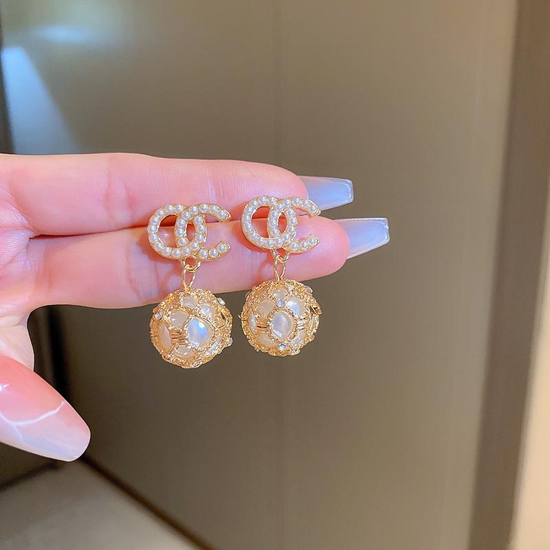 Elegant Zircon Pearl French Retro Luxury Earrings 2025