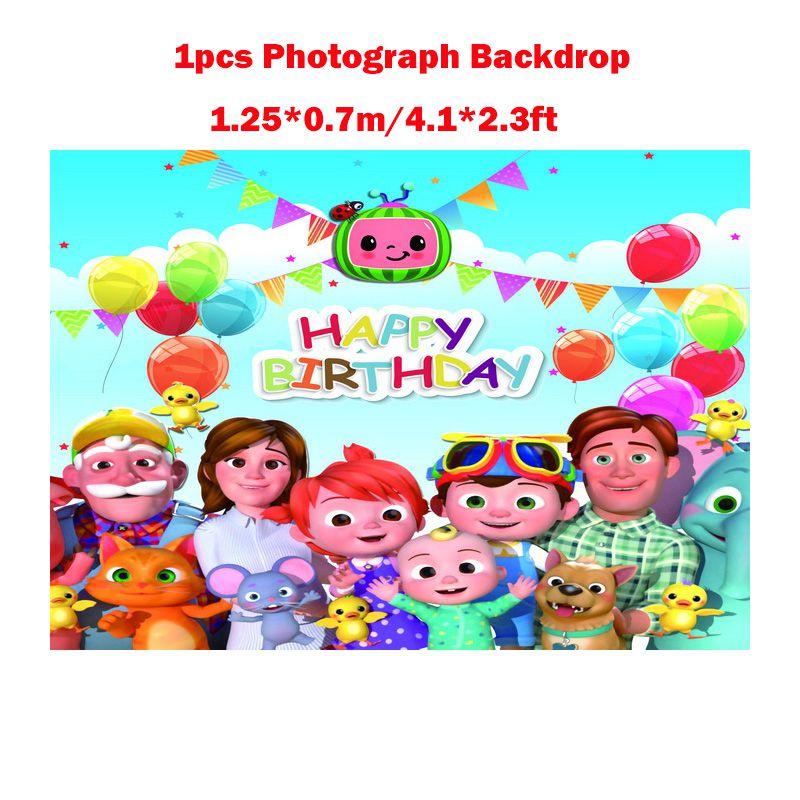 Яркий набор принадлежностей для семейного дня рождения с веселыми тарелками и элементами декора