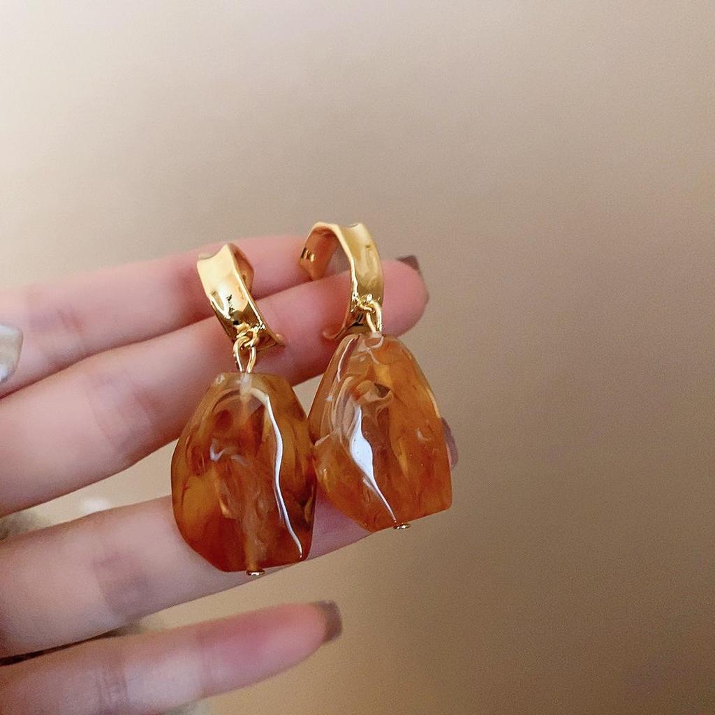 Серьги-пусеты неправильной формы коричневого цвета 'Серебряная игла' - Французская легкая роскошь, ретро, нишевые, высококлассные украшения для женщин.