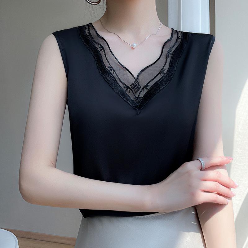 Носите жилет на бретелях и маленькую блузку с базовым слоем без рукавов и кружевным топом с V-образным вырезом.