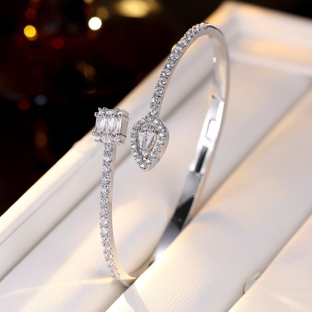 Fashionable Water Drop Square Zircon, Classic Shape, Smooth, Fashionable, Versatile, Elegant and Elegant Open Bracelet