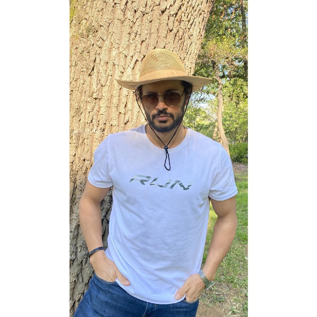 Ковбойская модель мужского пола в соломенной шляпе