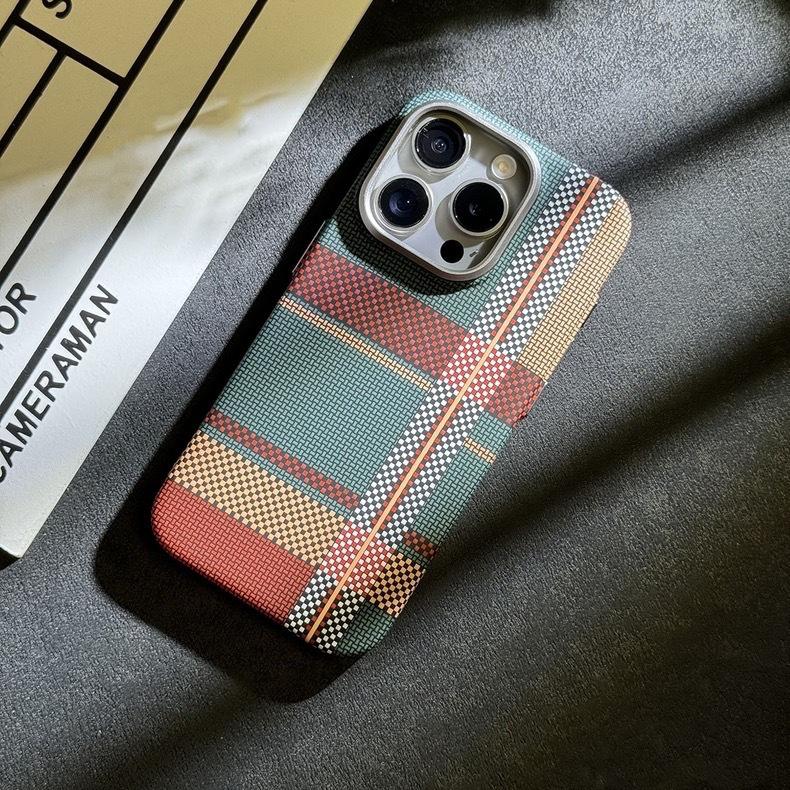 Светящийся чехол с текстурой кевлара для Apple 15 Pro Max и iPhone 14 - Дизайн «Гора и Звездная река»