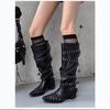 Версия из овчины~ Черные женские осенне-зимние сапоги на высоком тонком каблуке, с острыми заклепками, ремешками, но высокими до колена сапогами-рыцарями