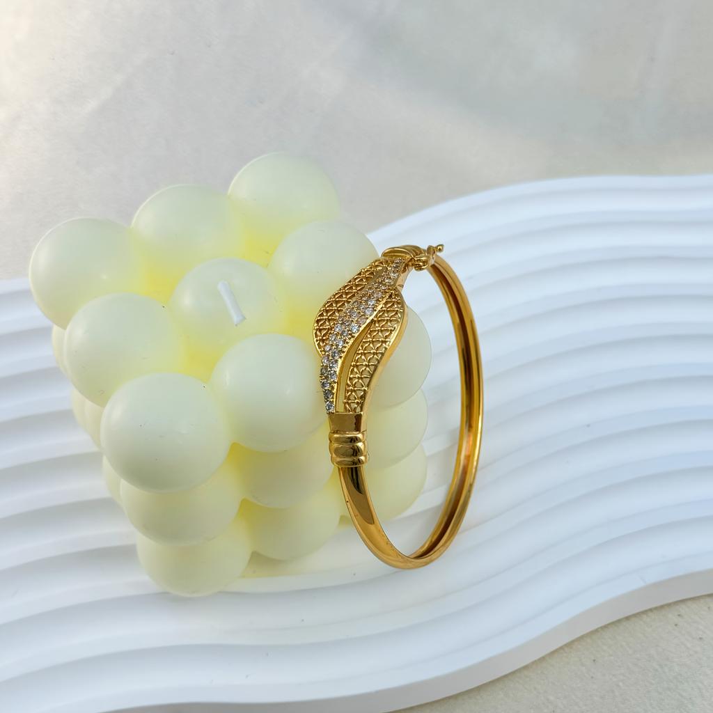 New Autumn/Winter Fashion Leaf Hollow Design Bracelet Adjustable opening suitable for daily wear at dances and parties The best gift for a lady