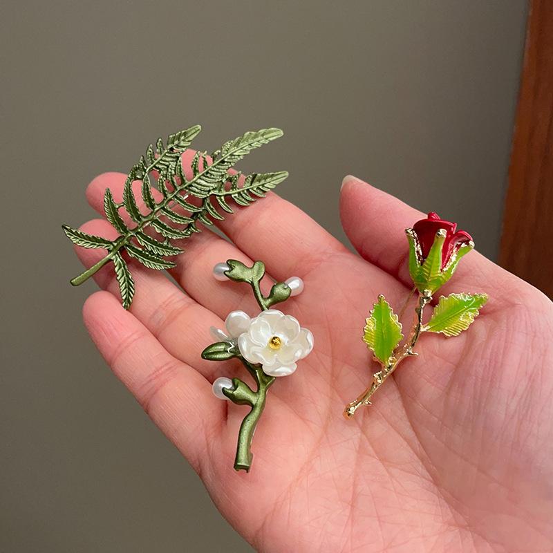 Green Plant Flower Brooch Pearl Anti-Light Pin Accessories High-End Women'S Small Fresh Suit Corsage Decoration