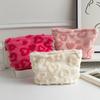 Пушистая косметичка с сердечками для девочек, милая косметичка с узором сердечек, женский плюшевый клатч на молнии для хранения