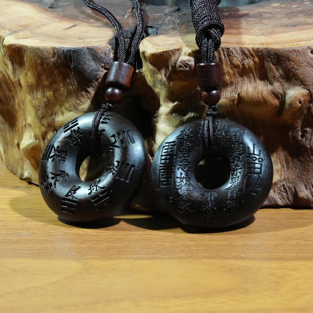 Нефритовый талисман-подвеска «Монета-призрак из дерева унаби, пораженного молнией» – Резная ручная работа