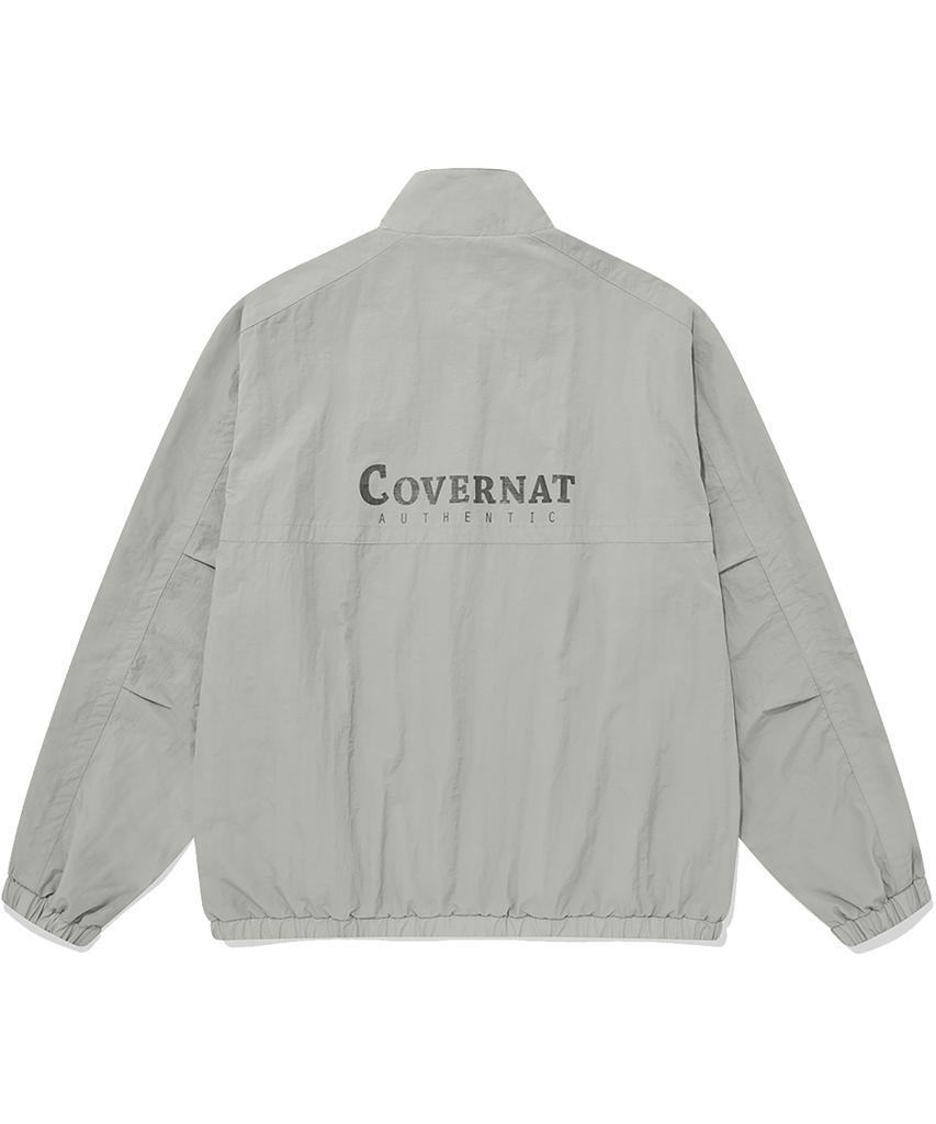 COVERNAT Спортивная куртка с большим логотипом, светло-серая