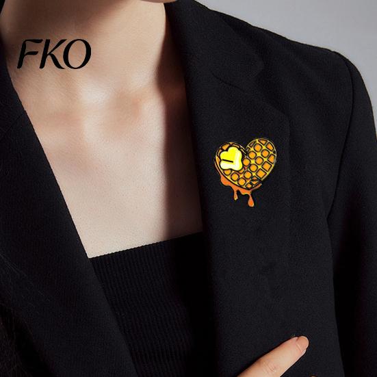 Metal Waffle Brooch Enamel Love Brooch, Heart Lapel Pin, Sweater Pin Cardigan Coat Suit Scarf Decor, Men Women Clothing Accessories Decorative